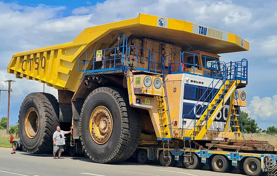 Tombereau minier transporté sur porte-engins